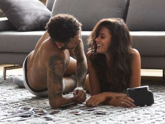 Bruna Marquezine e Neymar faturaram cachê de R$ 1,8 milhão para estrelar campanha de Dia Dos Namorados