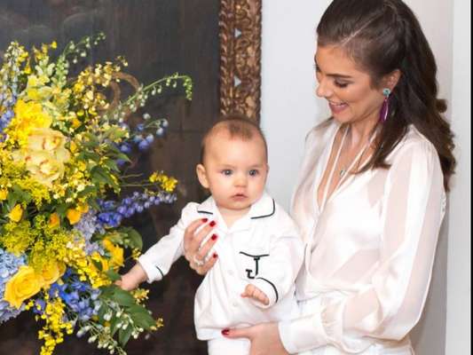 Bruna Hamú falou sobre dificuldade ao fazer o filho, Júlio, de 1 ano, dormir no colo