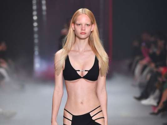 Transparência com recortes, veja os looks da I AM GIA desfilados na Semana de Moda Mercedes-Benz 2018 da Austrália