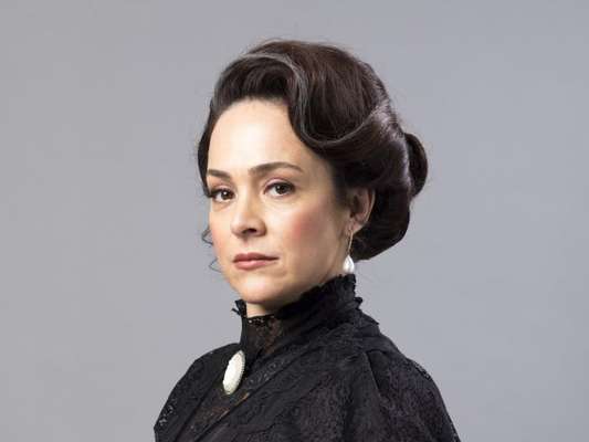 Julieta (Gabriela Duarte) contrata ator para se passar por padre e celebrar o casamento de Camilo (Maurício Destri) e Jane (Pâmela Tomé) nos próximos capítulos da novela 'Orgulho e Paixão'