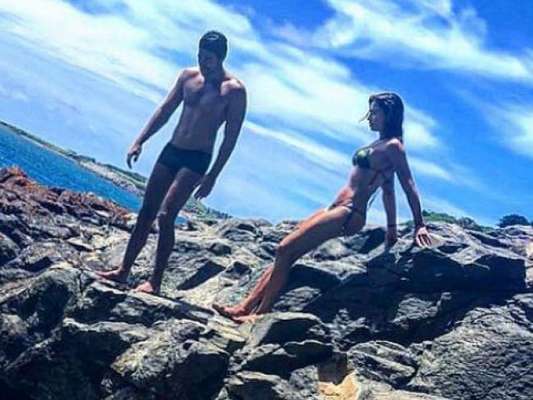 De férias, Grazi Massafera postou foto com namorado, Patrick Bulus, em Fernando de Noronha nesta quarta-feira, 16 de maio de 2018