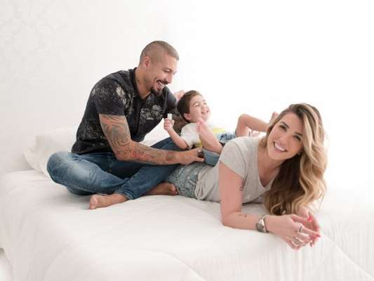 Fernando Medeiros e a mulher, Aline Gotschalg, fizeram um ensaio com o filho, Lucca, de 2 anos