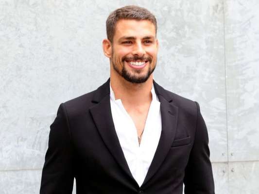 Cauã Reymond aprimorou visão feminista com atrizes em série da Globo em entrevista ao Purepeople nesta quarta-feira, dia 16 de maio de 2018