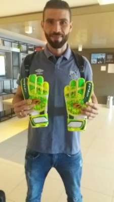 Goleiros posam com o material novo da Poker, em homenagem à Seleção Brasileira. Na foto, Vanderlei, do Santos