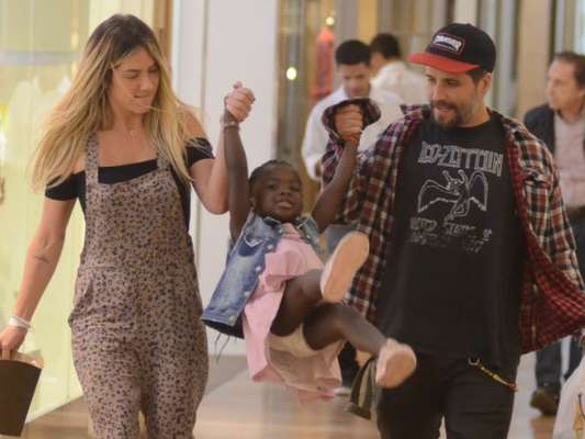 Bruno Gagliasso e Giovanna Ewbank passearam com a filha, Títi, no shopping Village Mall, na zona oeste do Rio, nesta quarta-feira, 16 de maio de 2018