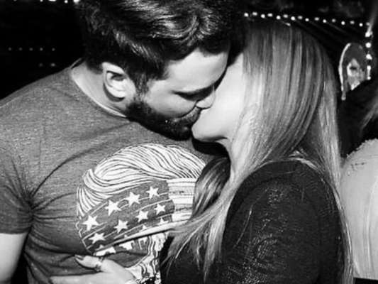 Zilu Camargo postou foto beijando o namorado, Marco Augusto Ruggiero, na madrugada desta quinta-feira, 17 de maio de 2018