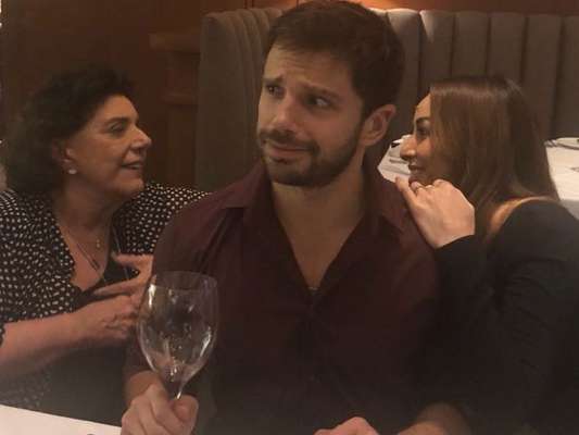 Duda Nagle comemora aniversário de 35 anos com a mãe, Leda, e a noiva, Sabrina Sato: 'Eu acho que essas duas andam tramando pelas minhas costas. Que alegria! Amo muito as minhas 3 meninas'