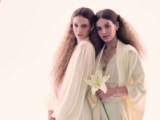 Camila Queiroz e Laura Neiva contaram detalhes das cerimônias, que serão realizadas em 2018, à revista 'Vogue Noiva'