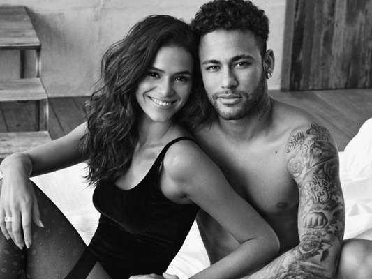 Bruna Marquezine foi fotografada de lingerie por Neymar em bastidor de campanha da C&A. Veja abaixo!