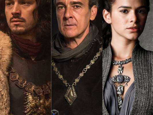 Catarina (Bruna Marquezine) comemora reação de Afonso (Romulo Estrela) ao contar que vai se casar com Otávio (Alexandre Borges) nos próximos capítulos da novela 'Deus Salve o Rei'. Quem antecipa é o colunista de TV Daniel Castro nesta quarta-feira, 23 de maio de 2018