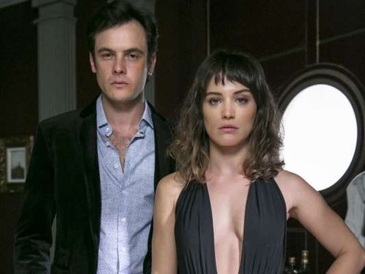 Sergio Guizé elogiou o trabalho de Bianca Bin na novela 'O Outro Lado do Paraíso' durante entrevista a um programa em Portugal