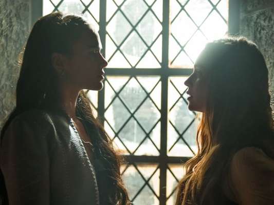 Amália (Marina Ruy Barbosa) parte para cima de Catarina (Bruna Marquezine) e a arrasta para fora do castelo de Montemor nos próximos capítulos da novela 'Deus Salve o Rei'