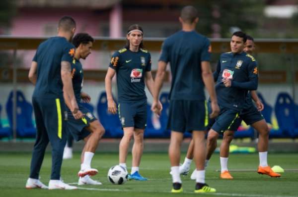 Neymar e outros atletas da seleção brasileira treinaram com bola nesta quinta-feira.