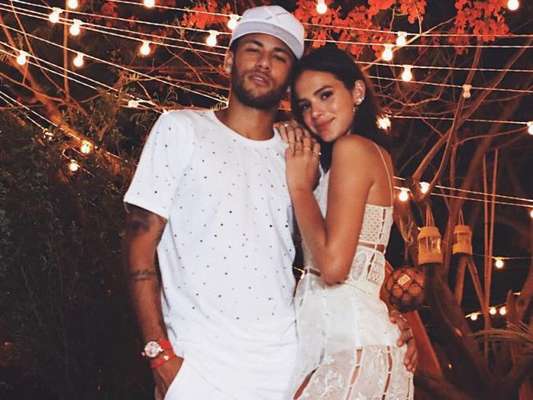 Bruna Marquezine visitou o namorado, Neymar, na concentração da Seleção Brasileira neste sábado, 26 de maio de 2018. Veja abaixo!