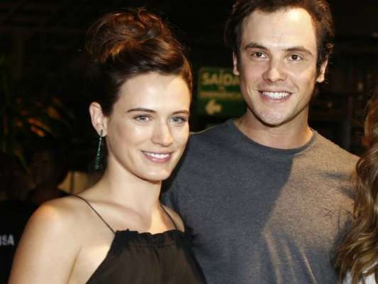 Bianca Bin compartilhou a 1ª foto de beijo no namorado, Sergio Guizé, em seu Instagram. Veja a seguir!
