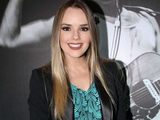 Thaeme anunciou que retoma a agenda de shows após sofrer um aborto neste sábado, 26 de maio de 2018