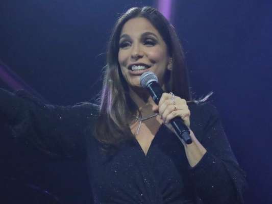 Ivete Sangalo fez pocket show para os fãs na porta de seu prédio para comemorar os 46 anos. Veja abaixo!