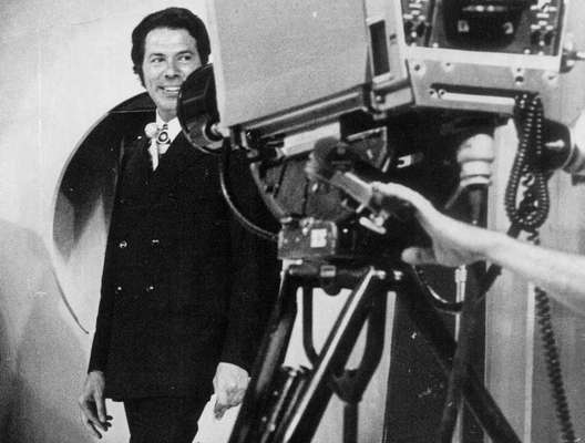 60 anos de carreira - Em 7 de fevereiro de 1958, Silvio Santos dava início à sua carreira como apresentador de televisão, à frente do programa 'Hit Parade', da TV Paulista. 60 anos depois, aos 87 anos de idade, Silvio possui uma vasta trajetória e é consolidado como um dos principais nomes da história da televisão no País. Relembre a seguir momentos de Silvio ao longo das décadas!