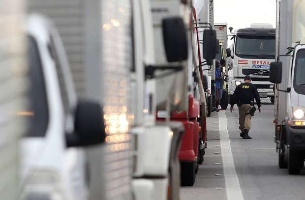 Greve Caminhoneiros - Os caminhoneiros seguem em protesto em pelo menos 20 Estados do País contra a alta do diesel. Este é o 4º dia de manifestações que já afetam mais de 200 trechos de rodovias federais. Em São Paulo, postos na capital, no interior e no Vale do Paraíba começam a ficar sem combustível nas bombas. No Rio, o diesel não chegou às garagens de ônibus, e motoristas enfrentaram filas em vários postos. A paralisação também afetou a entrega dos Correios que suspenderam temporariamente as postagens. No fim do dia, a Petrobrás decidiu reduzir em 10% o valor médio do diesel comercializado em suas refinarias, equivalente a R$ 0,2335 por litro para as distribuidoras. Para o consumidor, o impacto pode chegar a uma redução de R$ 0,25 na bomba