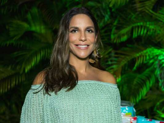 Ivete Sangalo festejou aniversário com bolo tropical e parabéns com filho, Marcelo, neste domingo, dia 28 de maio de 2018