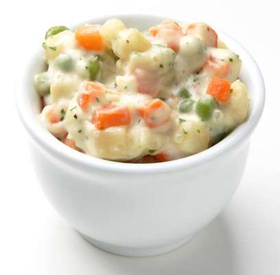Salada Olivier - A salada Olivier, presente em muitas das celebrações soviéticas, tem um insuspeito passado burguês. Foi criada pelo chef francês Lucien Olivier, em 1860, do refinado restaurante L’Hermitage, em Moscou. A receita original levava lagostim, língua, galinha selvagem, batata e cornichon (picles), com molho provençal à parte. Os russos, para horror do chef, misturavam todos os ingredientes no prato. Em 1930, um chef conhecido como Camarada Ivanov recriou a receita à moda soviética com frango, cenoura, batata e ervilha em lata, tudo temperado com a maionese provençal, produzida localmente. No Brasil, o preparo leva o nome de salada russa ou simplesmente… maionese