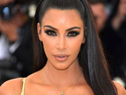 Kim Kardashian fala quais são os 5 itens de mauiagem indispensáveis em sua rotina de cuidados com a pele!