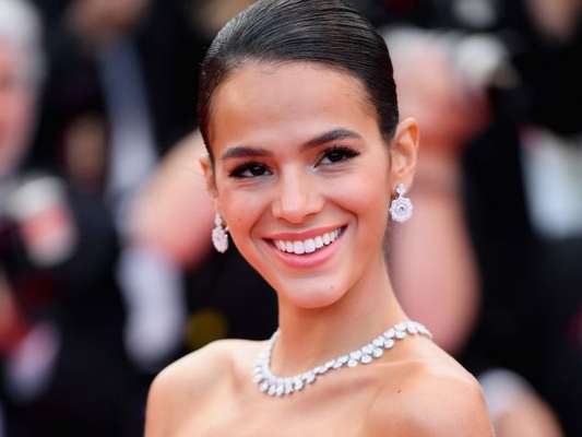 Bruna Marquezine mostra prato de almoço com macarrão, feijão e farofa, em 2 de junho de 2018