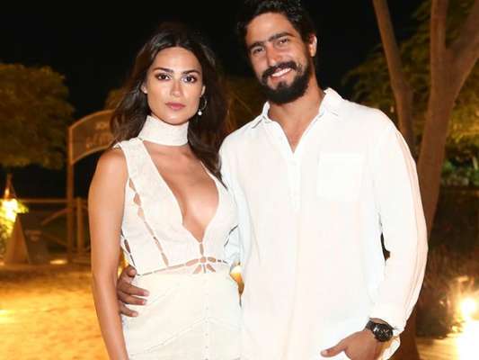 Thaila Ayala dribla a distância no namoro com Renato Góes