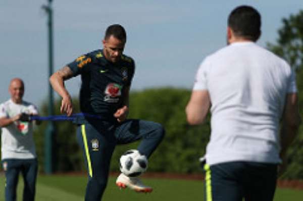 Renato Augusto não tem lesão no joelho esquerdo