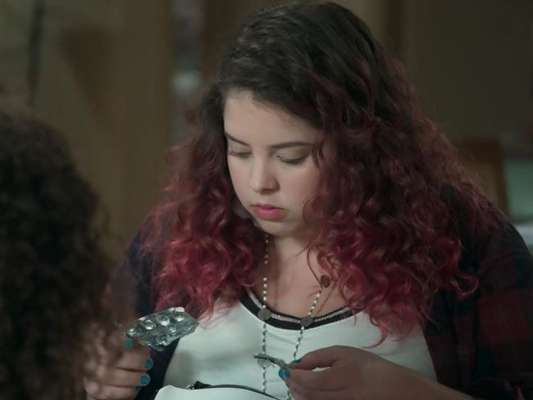 Em "Malhação", Úrsula vai encontrar remédios para emagrecer na bolsa de Pérola
