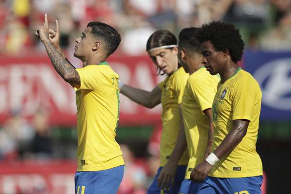 Coutinho comemora terceiro gol brasileiro