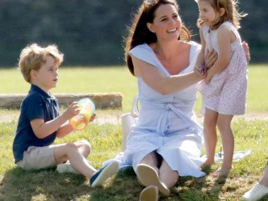 Kate Middleton foi fotografada com os filhos George, de 4 anos, e Charlotte, de 3 no Beaufort Park, em Londres, neste domingo, 10 de junho de 2018