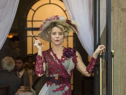 Josephine (Christine Fernandes) conta que Tibúrcio (Oscar Magrini) não lhe ajudou no acidente de barco e aparece na frente dele e dos filhos a partir do capítulo de segunda-feira, 18 de junho de 2018 da novela 'Orgulho e Paixão'