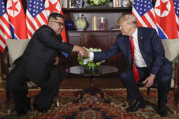 Trump e Kim apertam as mãos e iniciam cúpula inédita