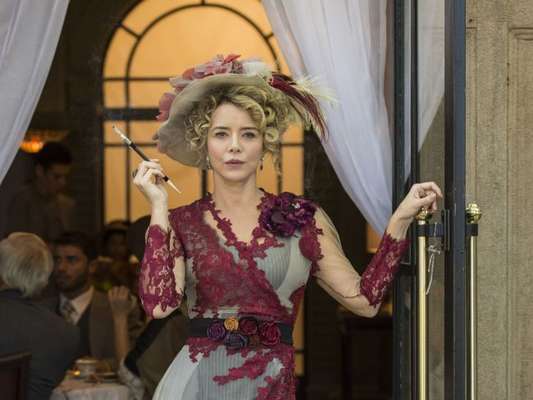 Josephine (Christine Fernandes) revela que Tibúrcio (Oscar Magrini), seu marido, não a socorreu ao sofrer acidente de barco na novela 'Orgulho e Paixão'