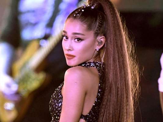 Ariana Grande está noiva do comediante Pete Davidson um mês após assumir o namoro