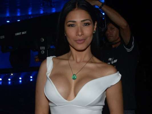 Simaria homenageia marido com foto dos dois abraçados de topless nesta terça-feira, dia 12 de junho de 2018