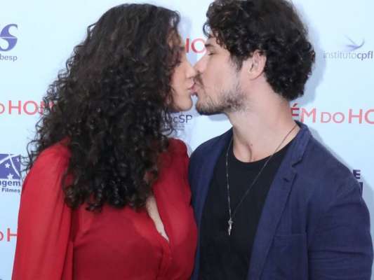 Débora Nascimento trocou beijo com José Loreto ao lançar o filme 'Além do Homem', no shopping Leblon, no Rio, nesta terça-feira, 12 de junho de 2018