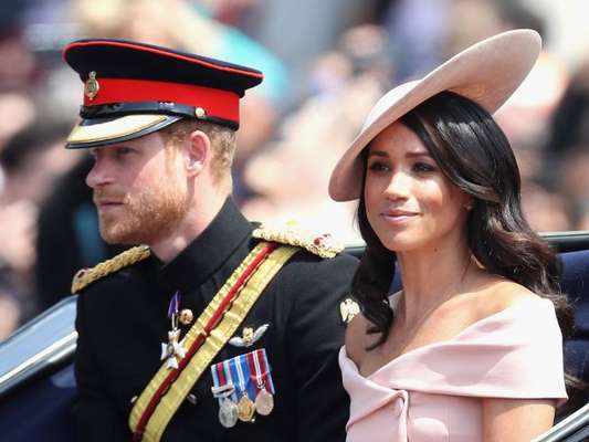 Meghan Markle pede opinião de Harry para se vestir para eventos da realeza