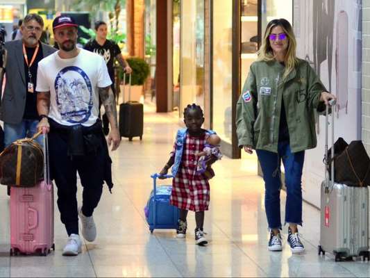 Bruno Gagliasso, Giovanna Ewbank e a filha, Títi, foram fotografados na tarde desta quarta-feira, 13 de junho de 2018