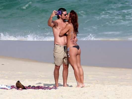 Yanna Lavigne e Bruno Gissoni aproveitaram o sol que fez no Rio de Janeiro para curtir uma praia nesta quarta-feira, 13 de junho de 2018