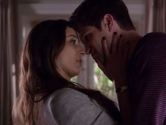 Criadora de "Pretty Little Liars" revela que Spencer (Troian Bellisario) e Toby (Keegan Allen) estão juntos e felizes atualmente