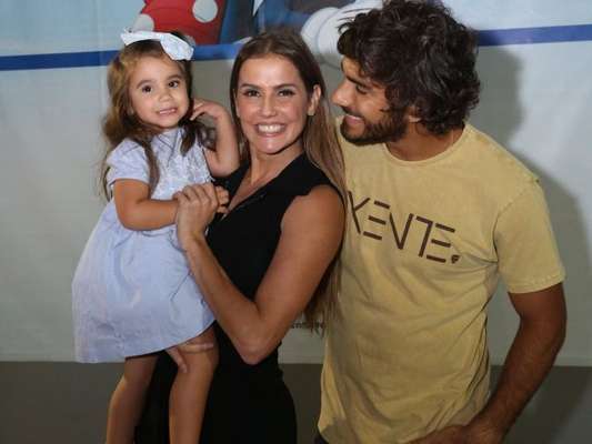 Deborah Secco e o marido, Hugo Moura, conferiram o espetáculo Disney on Ice com a filha, Maria Flor, na Jeunesse Arena, na Barra da Tijuca, zona oeste do Rio de Janeiro, nesta quarta-feira, 13 de junho de 2018