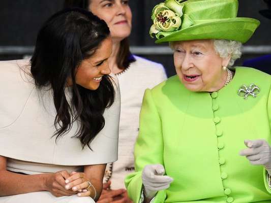 Meghan Markle e rainha Elizabeth II se divertiram na primeira viagem oficial juntas nesta quinta-feira, 14 de junho de 2018, em Cheshire, na Inglaterra