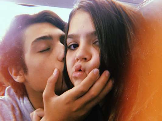 Aos 14 anos, Mel Maia namora pela primeira vez, com direito a aliança de compromisso e tudo!