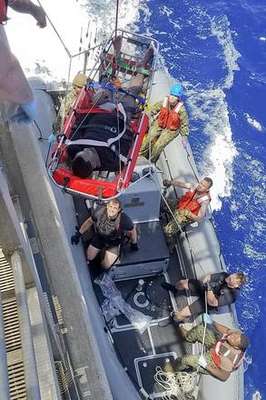 Navio dos EUA resgata 40 imigrantes no Mediterrâneo