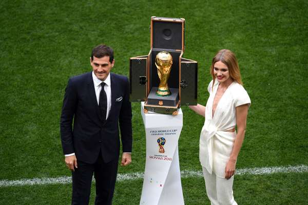 Ex-goleiro da Espanha Iker Casillas e a modelo Natalia Vodianova mostram a taça da Copa do Mundo na cerimônia de abertura do evento