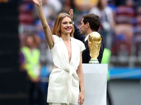 Look branco e raiz à mostra: o estilo de Natalia Vodianova na abertura da Copa da Rússia, realizada nesta quinta-feira, dia 14 de junho de 2018