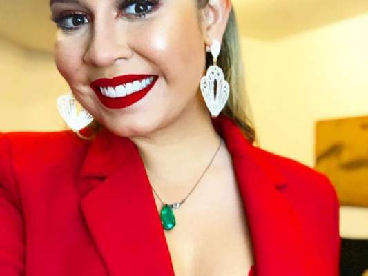 Marília Mendonça apostou em look vermelho com lingerie à mostra e blazer decotado nesta sexta-feira, dia 15 de junho de 2018