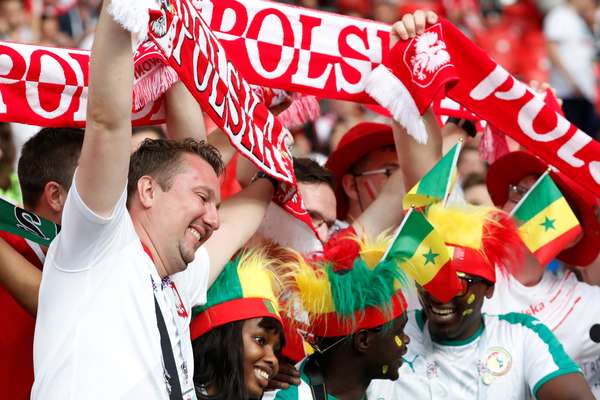 Torcedores da Polônia e de Senegal juntos na arena Spartak, em Moscou
